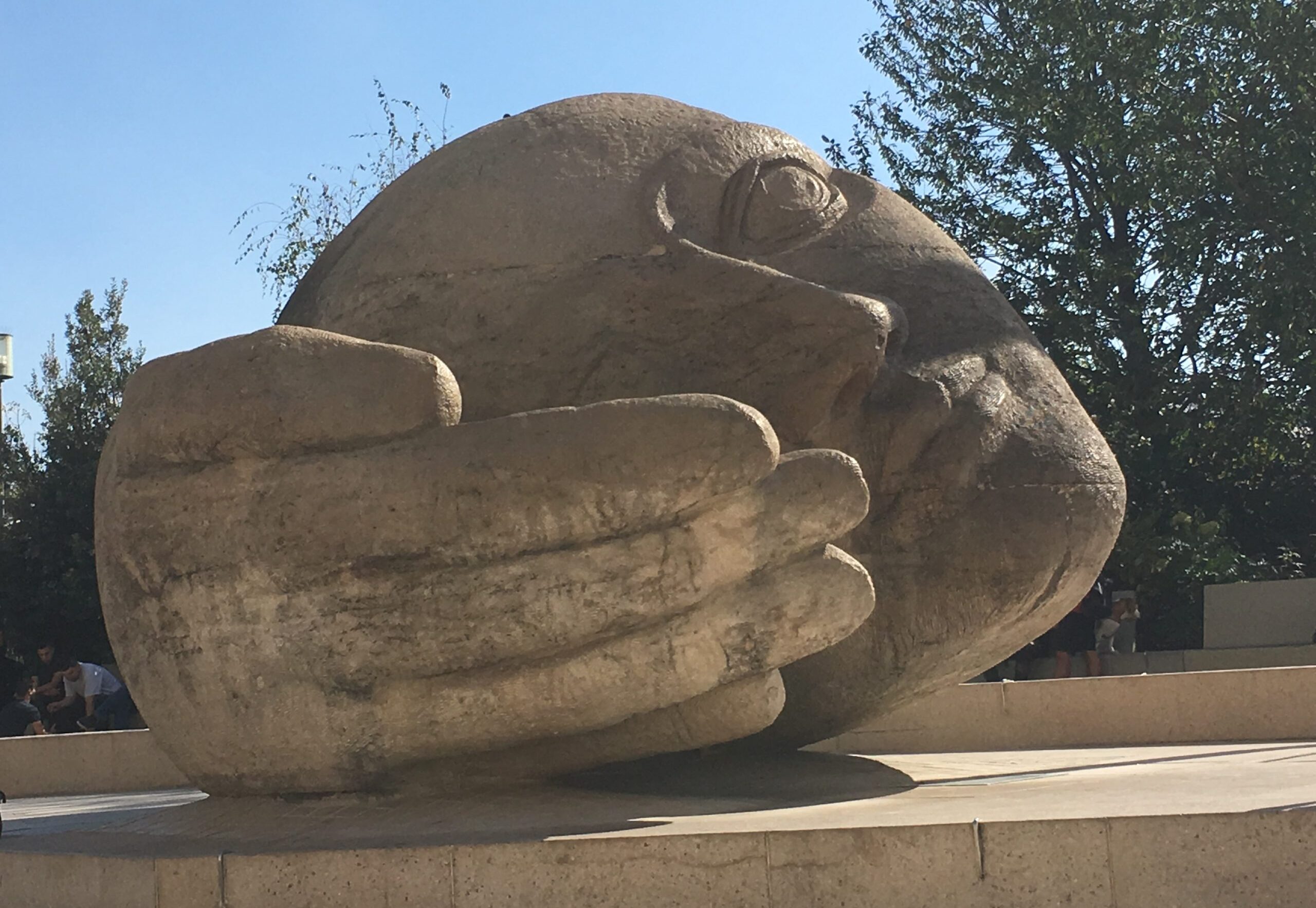 Écoute statue by Henri de Miller