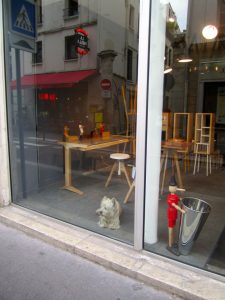 Paris Shop Dog - white
