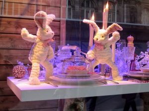 Xmas window BHV bunnies covered dish