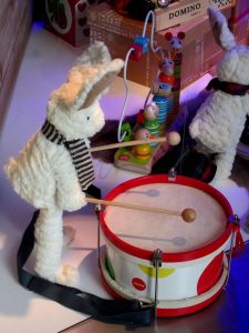 Xmas window BHV bunnies drum