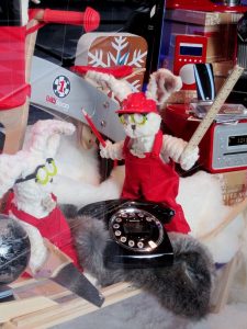Xmas window BHV bunnies telephone