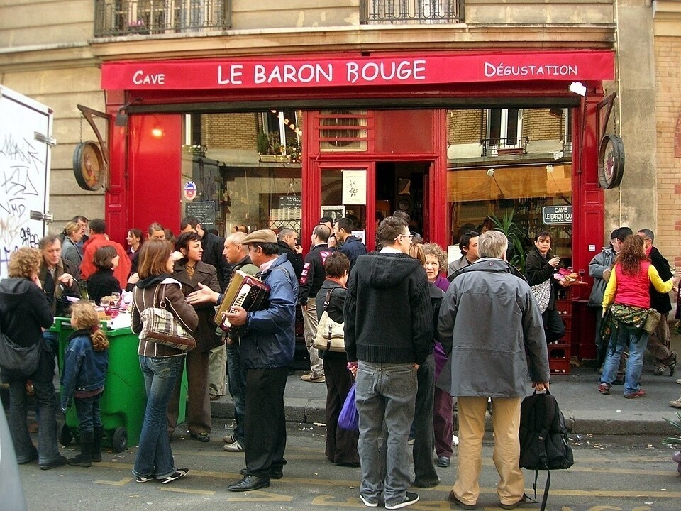 le baron rouge with accordion player