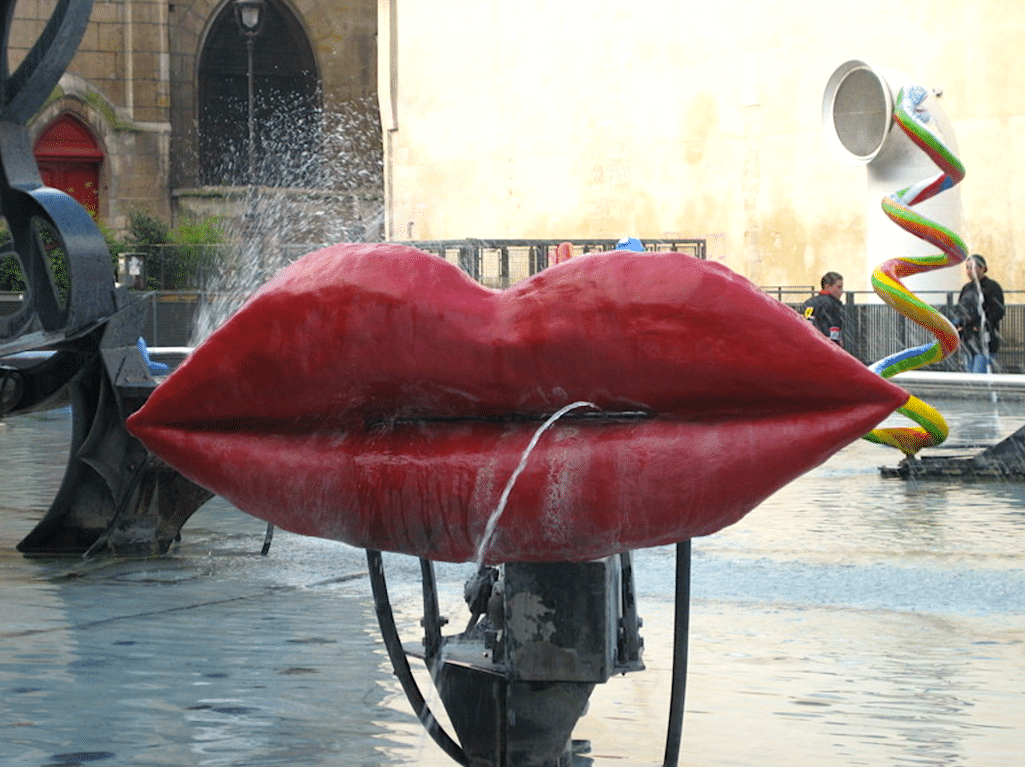 Place Stravinsky "Le Baiser" fountain by Niki de Saint Phalle