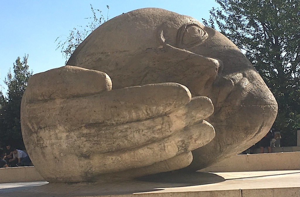 Écoute statue by Henri de Miller
