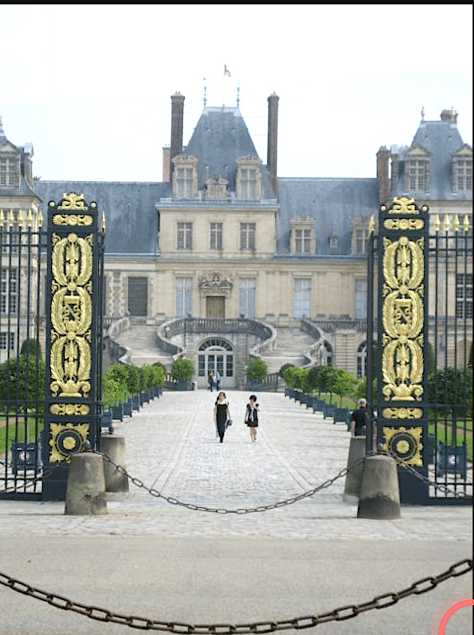 Fountainebleau entrance